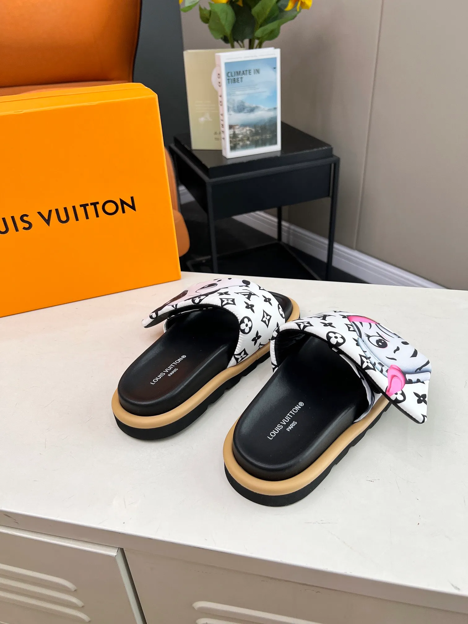👟👟Ex-factory price 360👟👟 lv donkey brand l home 2024 hot style embossed logo embossed sandals This ol low comfort flat sandals are made of technical fabrics and use high-frequency embossing technology to reinterpret the monogram pattern. Soft padded upper with adjustable Velcro, comfortable and tough insole adds harmonious color ▪️Fabric: Original customized technical fabric ▪️Lining: soft sheepskin lining ▪️Sole: Original open-molded rubber foam outsole Color: .yellow.black▪️
